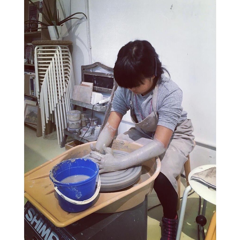 林嘉欣和大女Kayla齊齊整陶瓷。