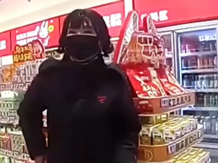 吉林7旬老翁扮女人零元购被捕。抖音＠延边广播电视台