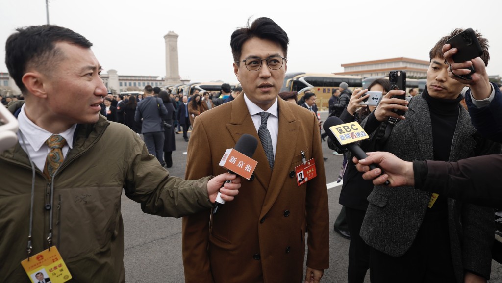 全國政協委員靳東在兩會開幕當天接受媒體採訪。 中新社