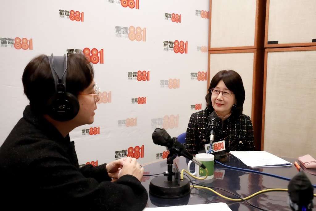私隱專員鍾麗玲(右)與商業電台第一台雷霆881節目主持郭志仁(左)錄製《數碼安全開心share》。 私隱專員鍾麗玲(右)與商業電台第一台雷霆881節目主持郭志仁(左)錄製《數碼安全開心share》。