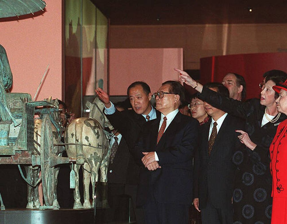 1999年，江泽民陪同英女皇参观大英博物馆秦代展品。