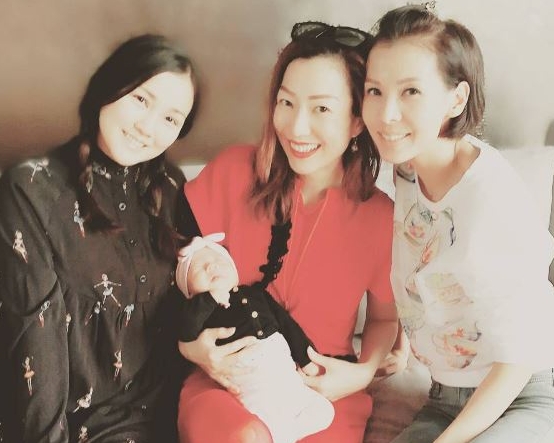 Karina真識歎，在Sammi姨姨懷中瞓覺。