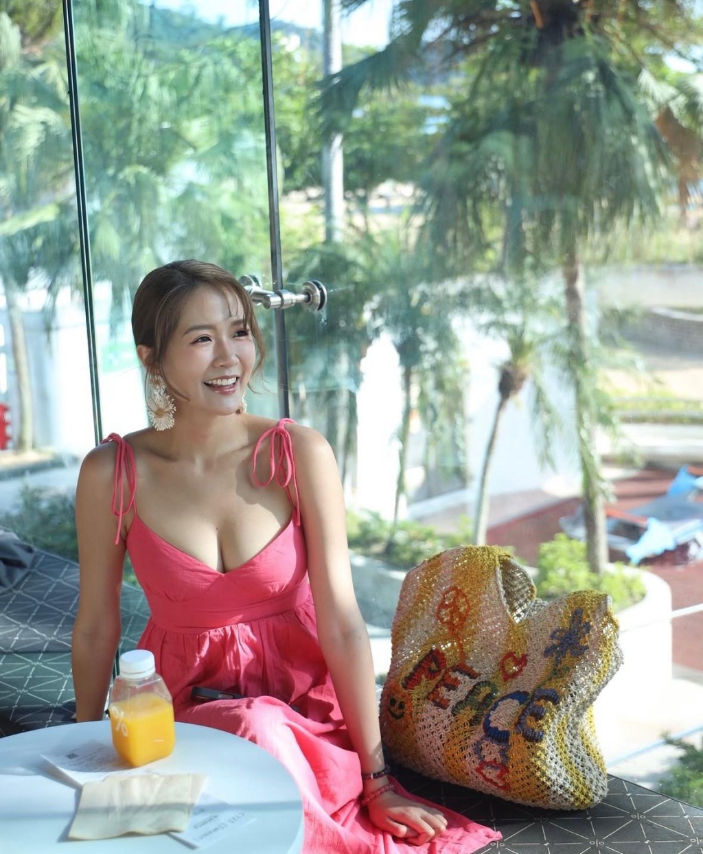 有Hater指梁敏巧樣唔靚身材唔正，枉稱女神。