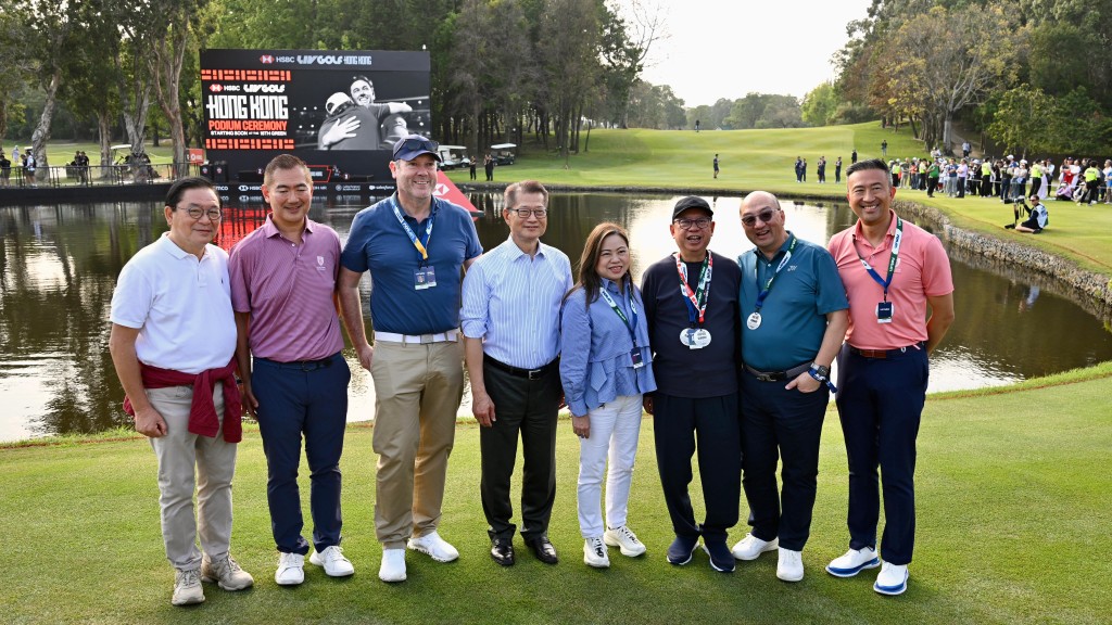 香港特別行政區政府財政司司長陳茂波（左四）、香港特別行政區政府文化體育及旅遊局局長羅淑佩（右四）、香港特別行政區政府行政會議非官守議員林健鋒（左 一）、香港旅遊發展局主席林建岳博士（右三）、香港賽馬會公司事務執行總監譚志源（右二）、香港哥爾夫球會會長郭永亮