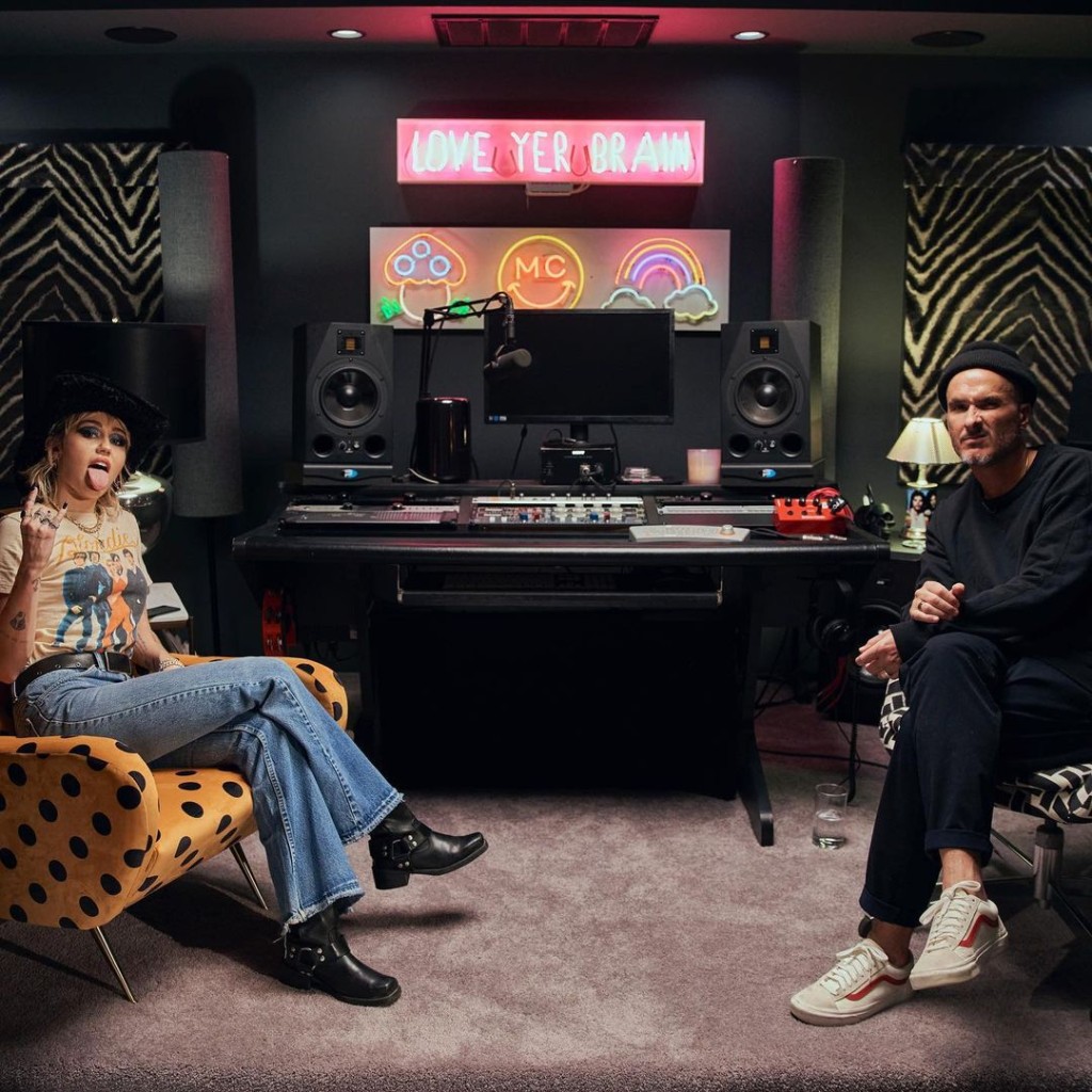 Miley Cyrus昨日現身節目,接受主持人Zane Lowe訪問。