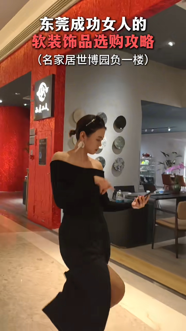 在導覽過程中,于淼都以誇張的口吻與動作展示不同家居場景,陸續解說不同裝飾品的特色,十分專業。 在導覽過程中,于淼都以誇張的口吻與動作展示不同家居場景,陸續解說不同裝飾品的特色,十分專業。