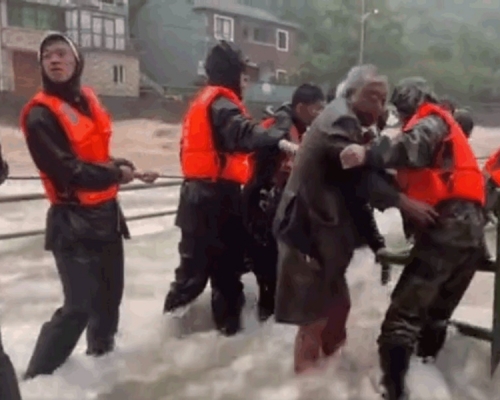 煙花吹襲期間多處水浸，浙江省舟山轉移165萬人。網圖
