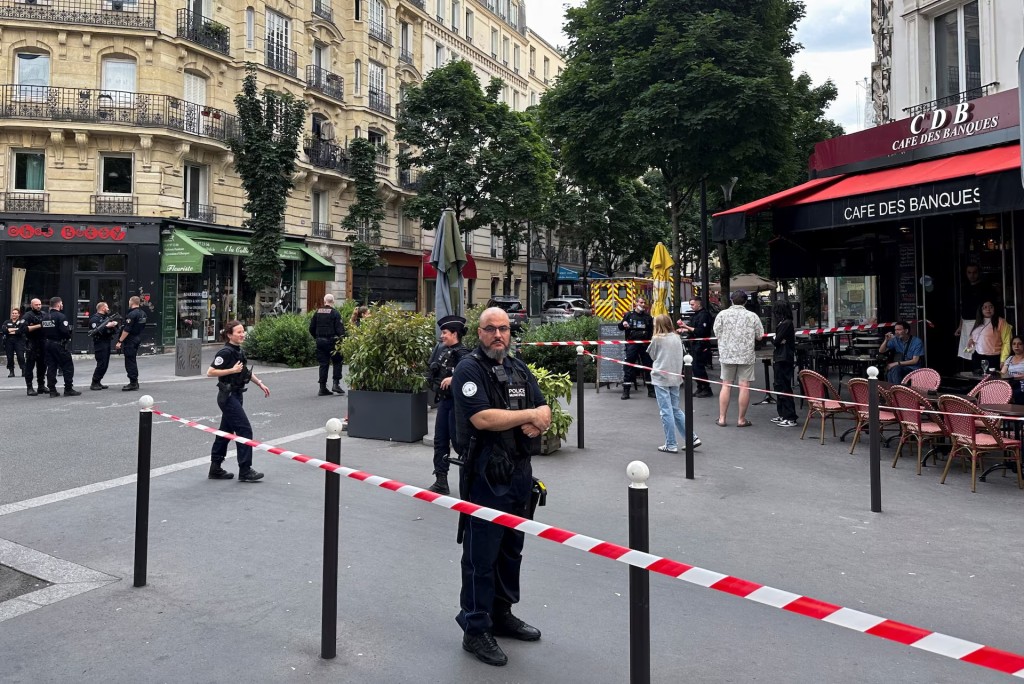 法國巴黎有汽車撞向餐廳露天座。路透社
