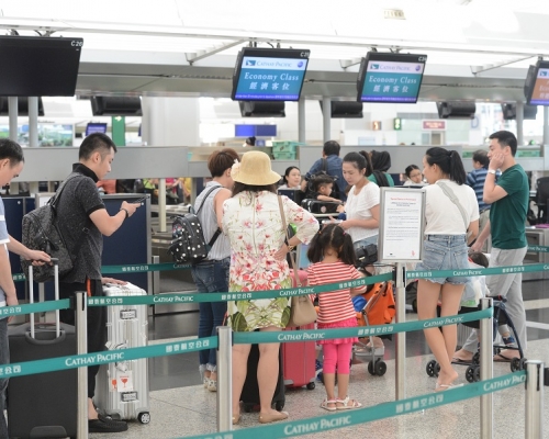 上月客運增幅主要受到訪港旅客和本港居民外遊人數上升所帶動。資料圖片