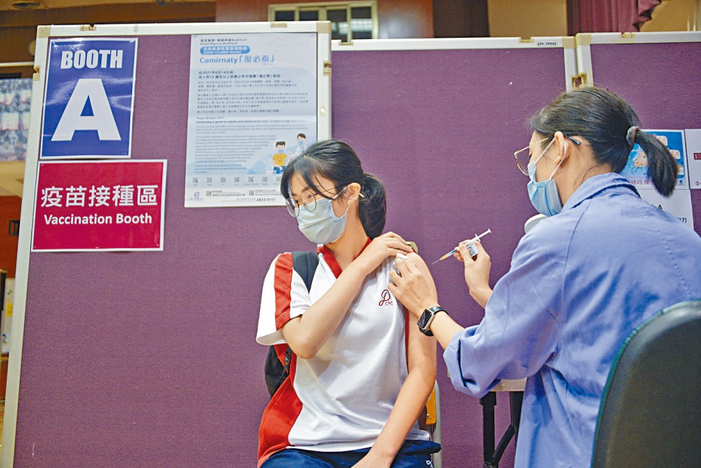 ■除了社区中心接种，政府更派外展队到学校打疫苗。