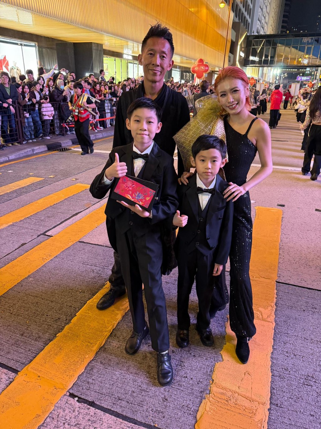 小齐的两位仔仔亦有同行。