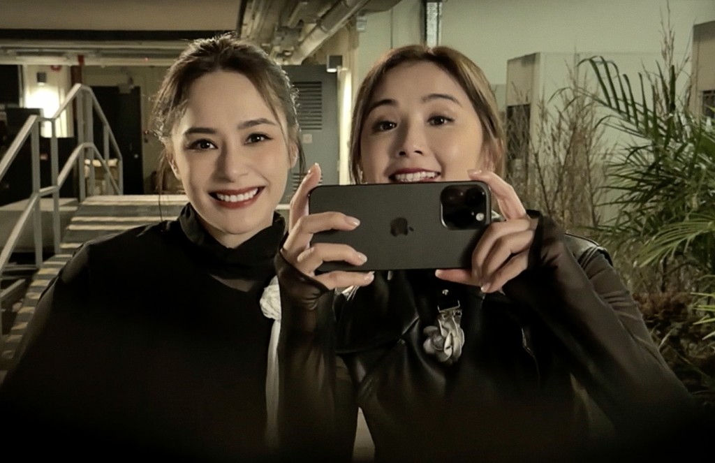动作片《黑玫瑰对黑玫瑰2023》由蔡卓妍（右）、锺欣潼（左）主演。