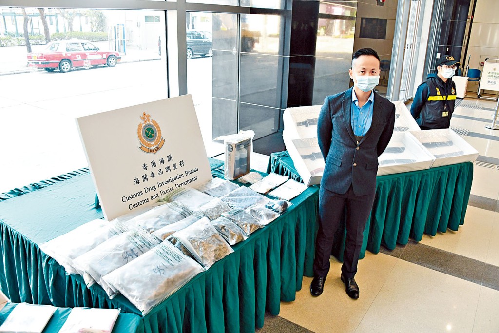 海关毒品调查科展示缉获的毒品。
