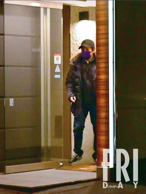 植草克秀被拍到與貌似女星田丸麻紀的30多歲女子，到一家便宜旅館共度兩小時。