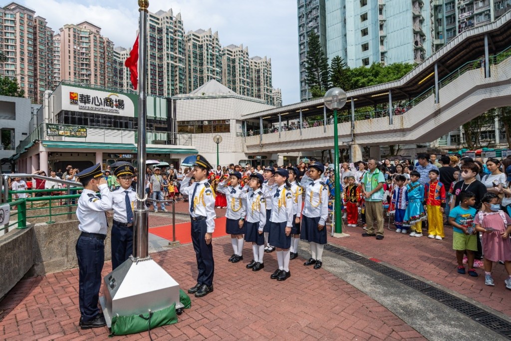 升旗队首次于社区中举行升旗仪式。