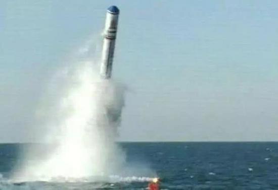 「巨浪-2」导弹发射出水面。