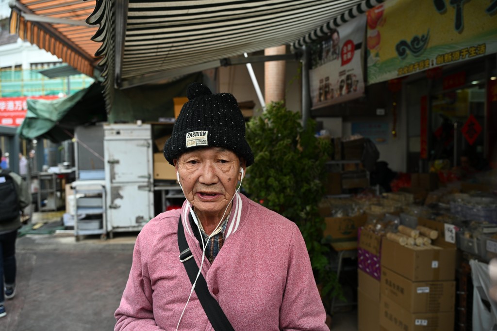 居於沙頭角逾70年的翁先生大讚方便。