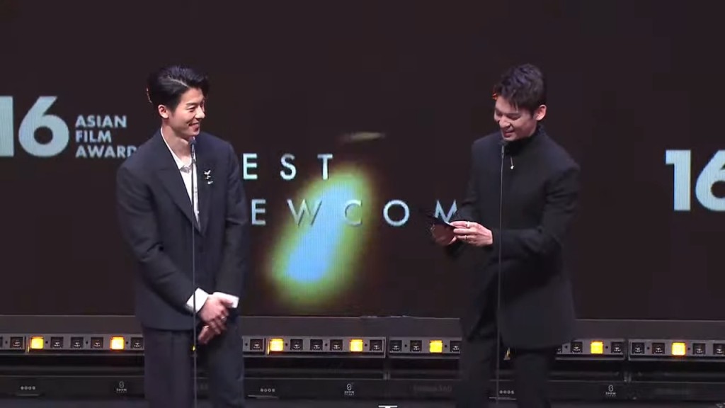 許光漢與林柏宏一同頒發「最佳新演員」。
