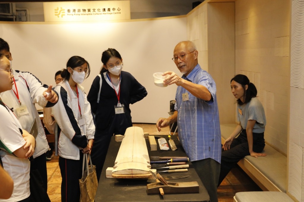 「香港賽馬會呈獻系列︰非遺精華遊蹤 — 深水埗區」將集中在石硤尾及深水埗一帶,主要了解與傳統手工藝相關的非遺項目,例如古琴藝術(斲琴技藝)。 「香港賽馬會呈獻系列︰非遺精華遊蹤 — 深水埗區」將集中在石硤尾及深水埗一帶,主要了解與傳統手工藝相關的非遺項目,例如古琴藝術(斲琴技藝)。