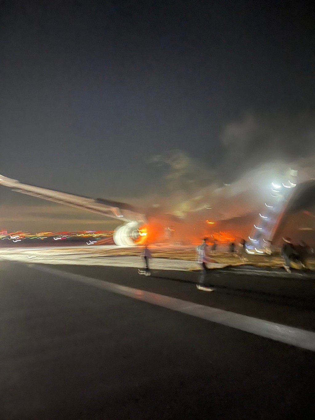 日本航空公司飛機在羽田機場降落時發生爆炸，在跑道起火，火勢猛烈。