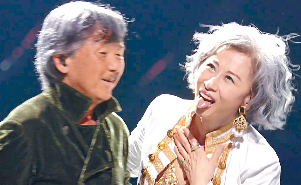 ■莎莉与阿Lam唱完《敢爱敢恨》,即作断气状。 ■莎莉与阿Lam唱完《敢爱敢恨》,即作断气状。