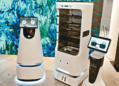 (左起) 3款機械人分別為顧客提供歷史導航、回收餐盤及巡邏保安功能。