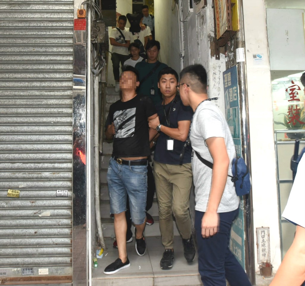 警方帶走兩名涉案男子