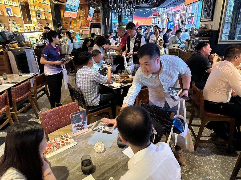 警方6月派員到蘭桂坊酒吧,向市民宣傳反外圍賭博訊息。 警方6月派員到蘭桂坊酒吧,向市民宣傳反外圍賭博訊息。
