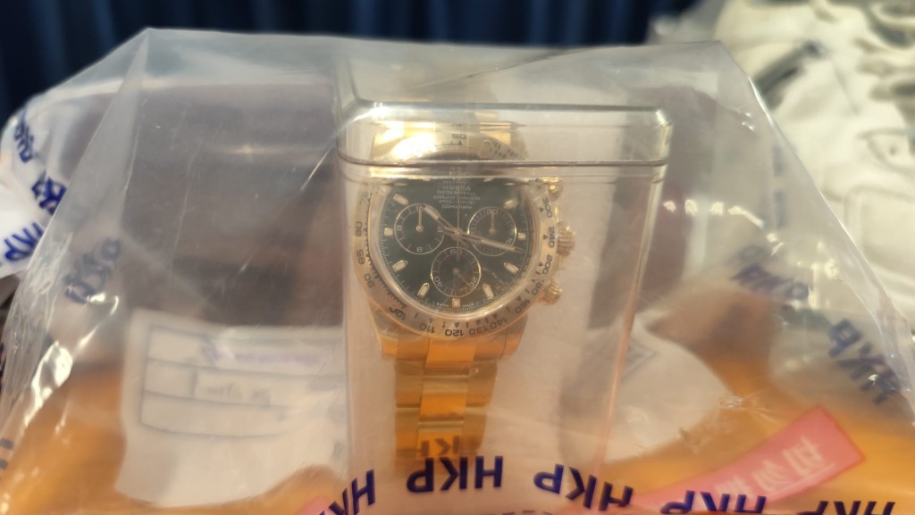 騙徒要求海外中國留學生來港，之後購買名錶充當「保證金」，以證清白。