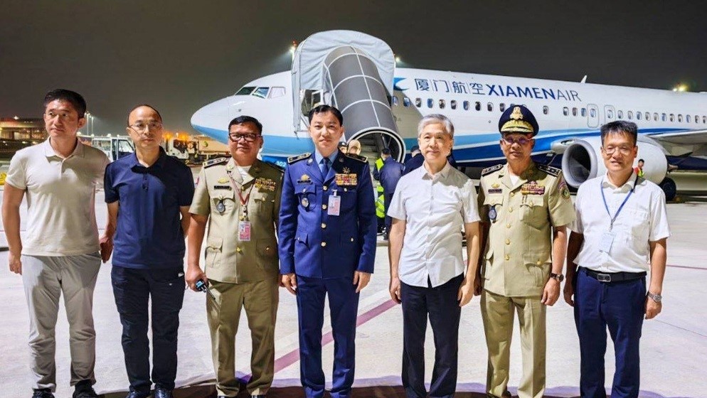 柬埔寨昨晚（7日）遣返110名涉及电骗犯罪的中国人，驻柬大使汪文斌（右三）到场关注。《柬中时报》