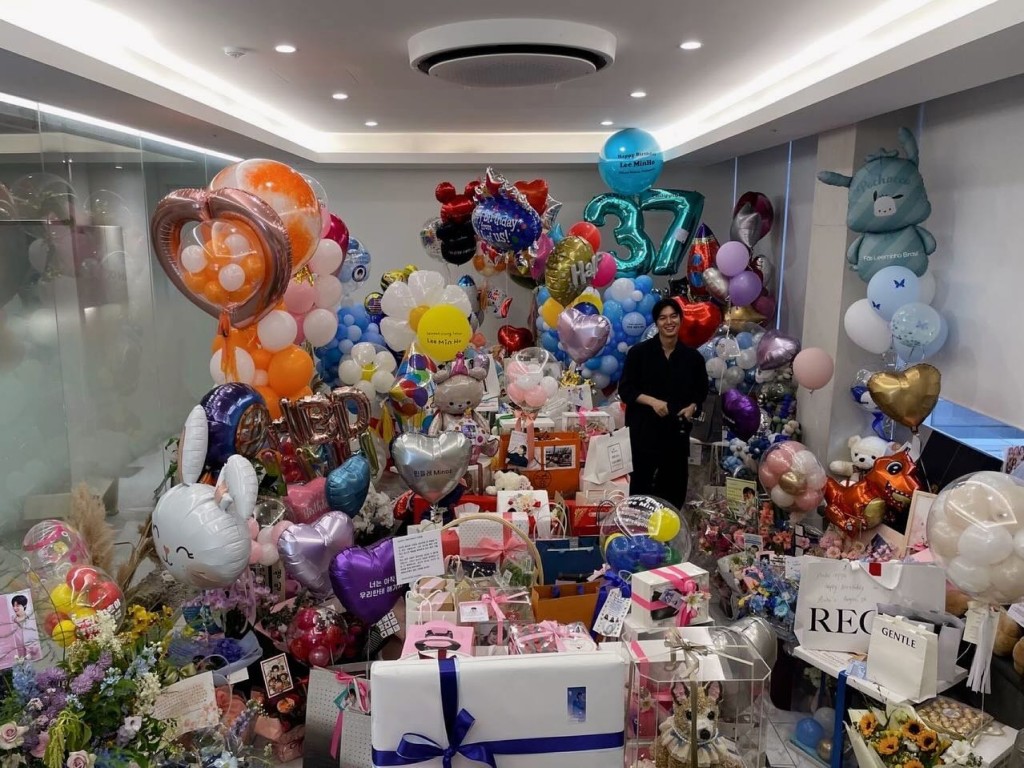 李敏镐上月庆祝37岁生日。