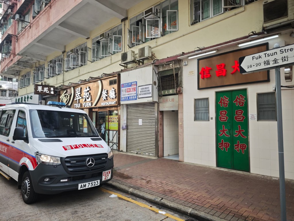 大角咀福興大廈一名女子被發現倒臥平台,懷疑從高處墮下。黎志偉攝 大角咀福興大廈一名女子被發現倒臥平台,懷疑從高處墮下。黎志偉攝