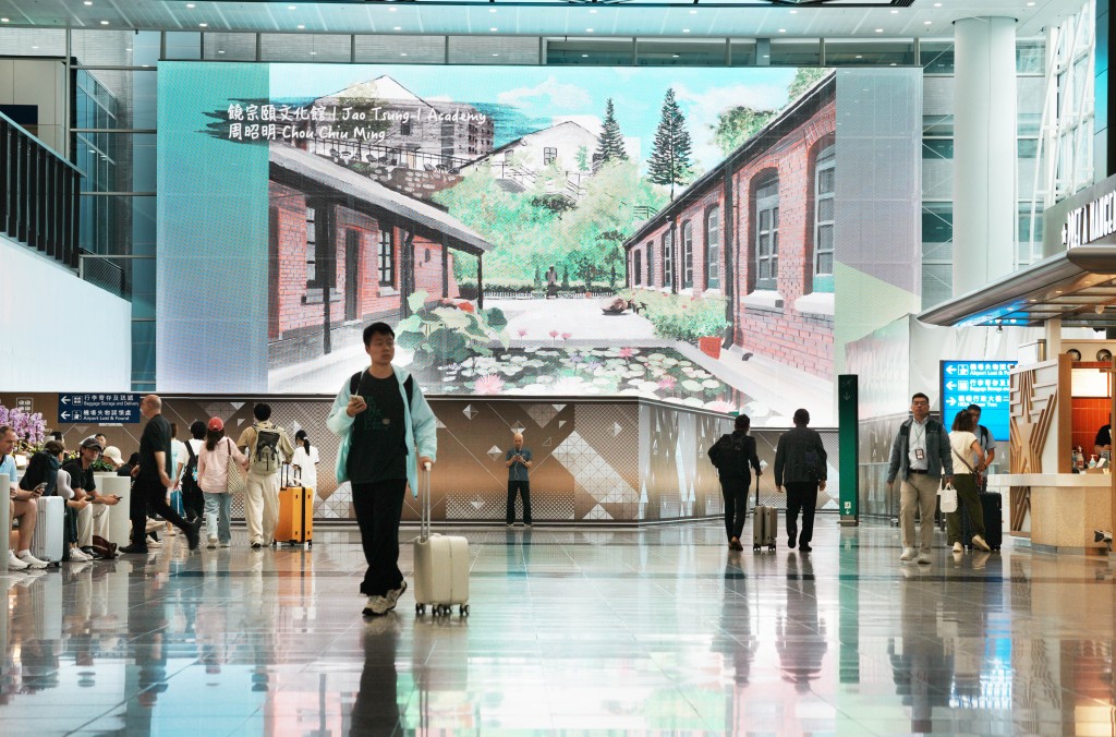 一號客運大樓接機大堂的螢幕亦有投影一些藝術作品,由兩地的青年和學生繪畫而成。 一號客運大樓接機大堂的螢幕亦有投影一些藝術作品,由兩地的青年和學生繪畫而成。