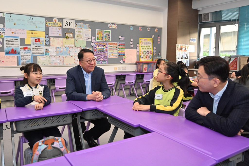 政務司司長陳國基於2023年曾到訪位於深水埗的聖公會聖安德烈小學，視察在校課後託管服務計劃的推行情況。（圖片來源：政府新聞公報網站）