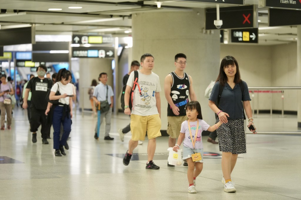 大批市民在港鐵金鐘站轉車。劉駿軒攝