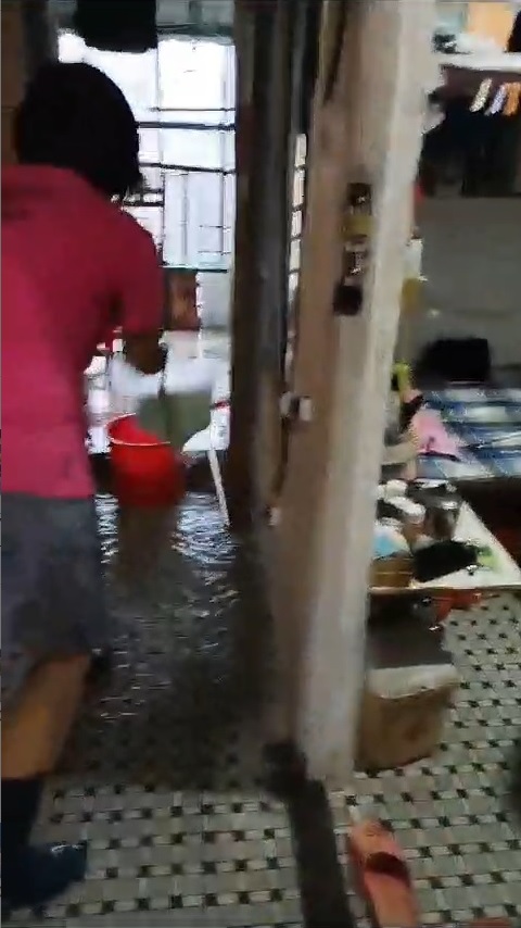 大暴雨造成天台屋水浸，住戶要不斷舀水出屋外。(影片截圖)