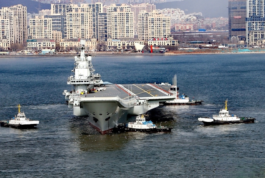 遼寧艦升級後海試，甲板上兩戰機，包括一架殲35。