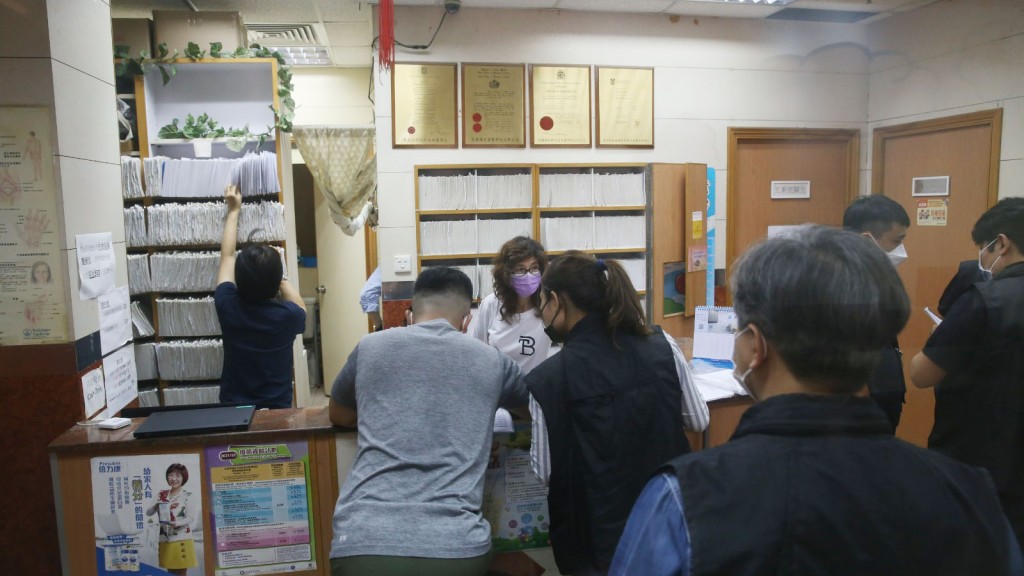 警方在其中一間涉案醫生診所調查。