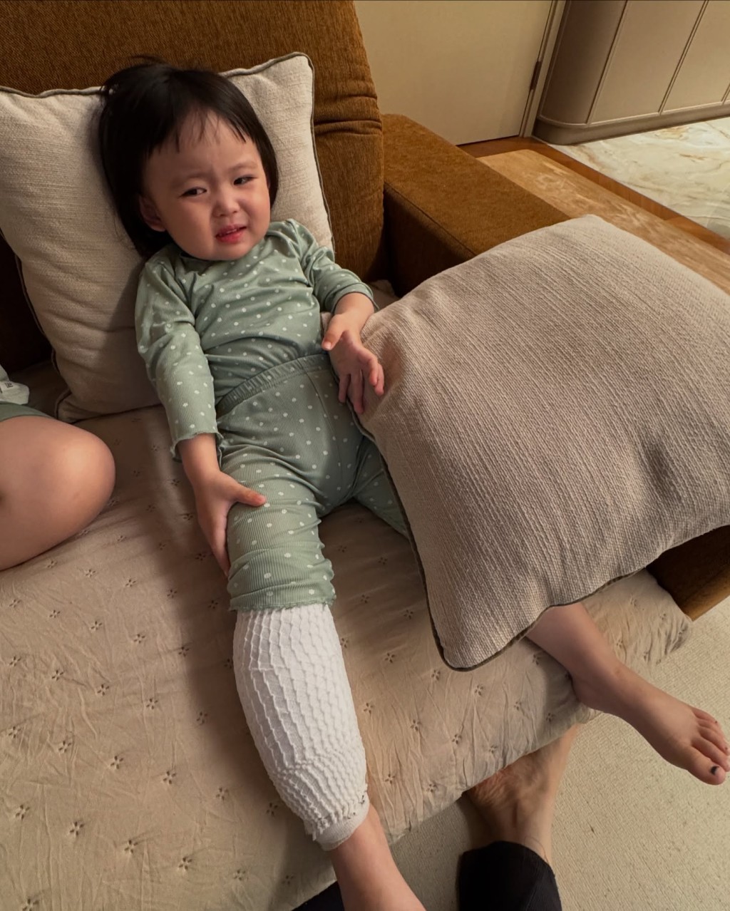 Sucy右腳離奇受傷要包繃帶。 Sucy右腳離奇受傷要包繃帶。