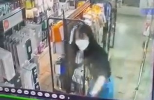 女店员回头一看男贼已走出店外，女店员显得愕然。CCTV截图