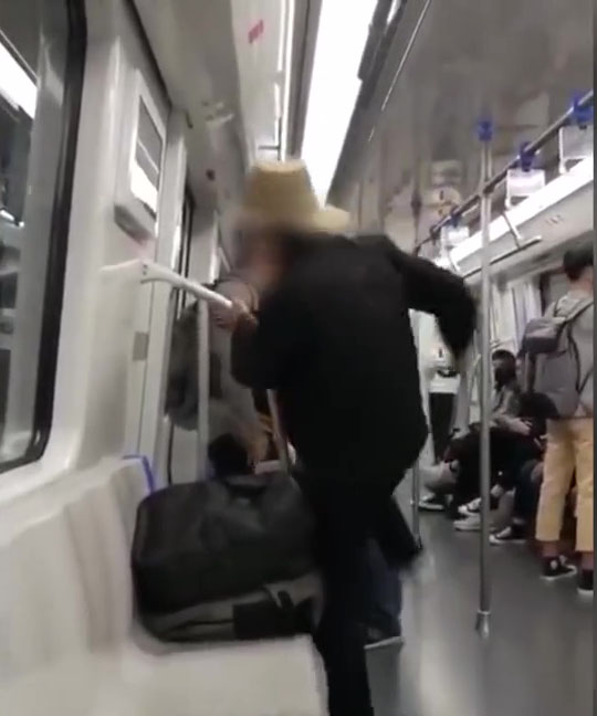 男子上前詢問老伯是否不適,遭老伯辱罵及腳踢。(網圖)