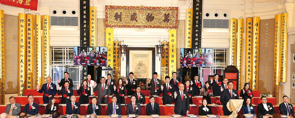 東華三院丙午董事局主席曾慶業先生（前排右六）聯同其他董事局成員在民政及青少年事務局副局長梁宏正BBS太平紳士（前排右四）監誓下宣誓就職。