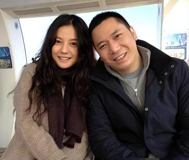 全球最大電詐園區「揸fit人」佘智江，是趙薇前夫黃有龍（右）的表弟。微博