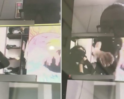 由Zoom的視像會議軟件可見,穿黑衫的女生遭綑綁雙手,劫匪(右)察覺不對勁,壓低了電腦攝像鏡頭。(網圖)