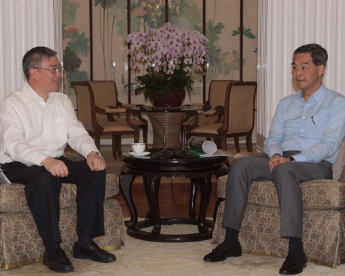 梁振英(右)與佛山市委書記魯毅(左)會面。政府新聞處圖片