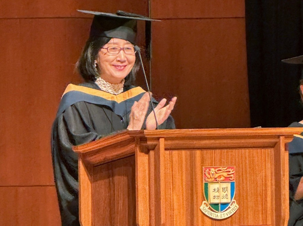 鍾麗玲日前在香港大學法律學院畢業典禮中擔任主禮嘉賓。