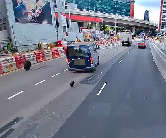 車輪與零件及後各散東西,零件在很 短時間內便奔向馬路的右方,在石墩 旁擱錢,而飛脫的車輪則繼續放飛自 我,沿馬路繼續自由地前行。fb「車cam L(香港群組)」截圖 車輪與零件及後各散東西,零件在很 短時間內便奔向馬路的右方,在石墩 旁擱錢,而飛脫的車輪則繼續放飛自 我,沿馬路繼續自由地前行。fb「車cam L(香港群組)」截圖
