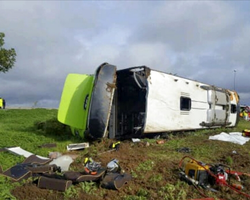 法國北部發生車禍,一架由巴黎開往英國倫敦的旅遊巴士失事翻側。 AP