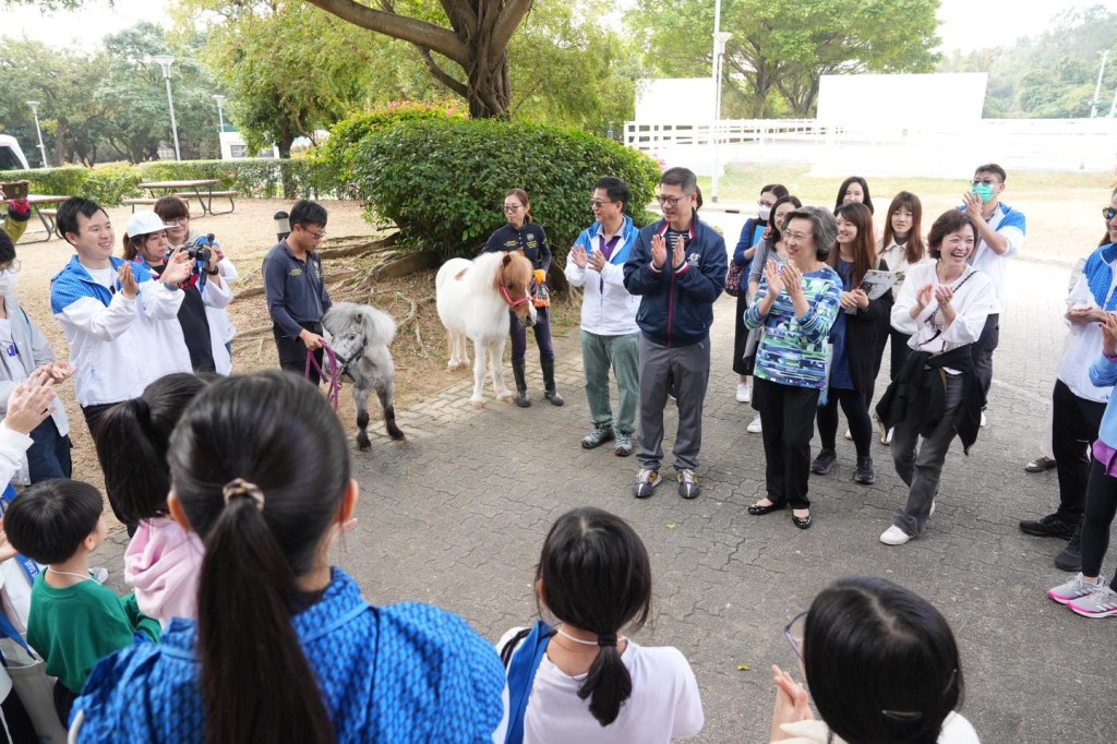 20名基层家庭的小朋友到访屯门骑术学校。杨何蓓茵FB