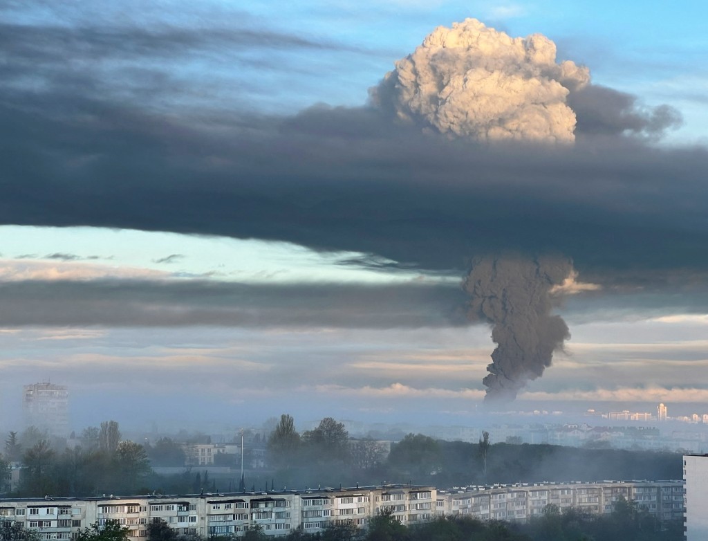 俄乌战争期间，克里米亚储油厂发生大火，从远处可看到浓烟直冲上天。路透社